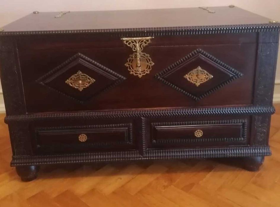 Arca de madeira castanha