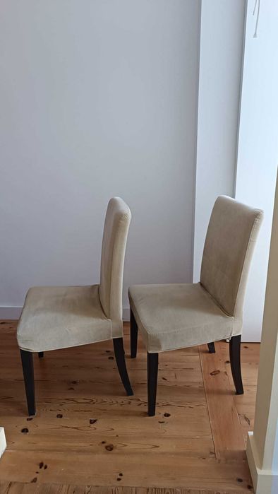 2 Cadeiras IKEA HENRIKSDAL com capas amarelas + pés escuros