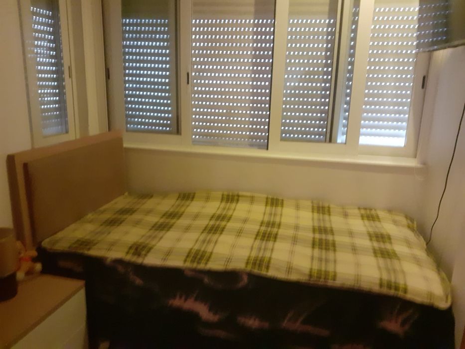 Cama individual com estrado + colchão – bom estado