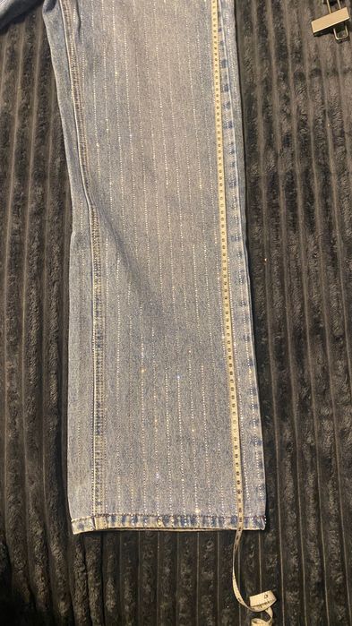 Jeansy damskie z mieniącymi kamieniami