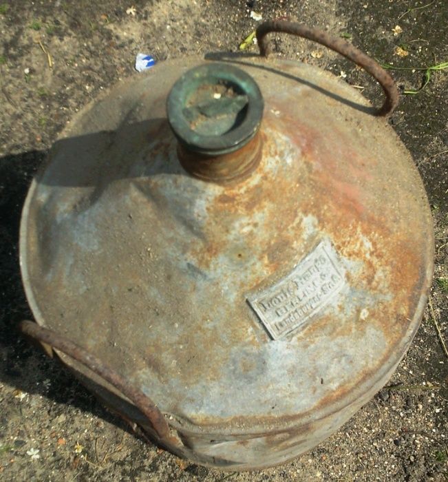 Zabytkowa beczka metalowa