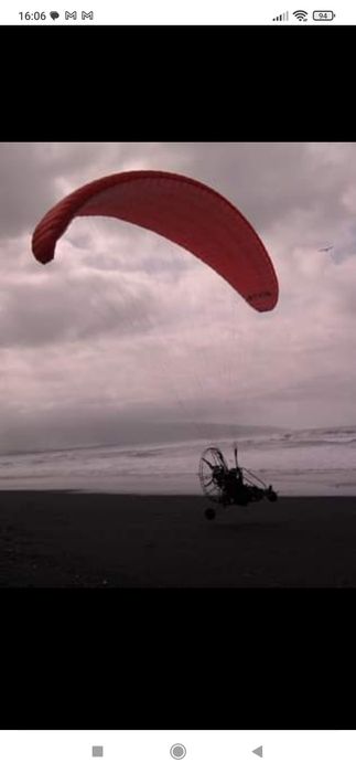 Asa de parapente e paramotor