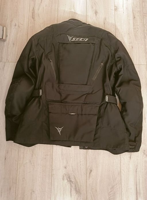 Kurtka, spodnie, kask i rękawice