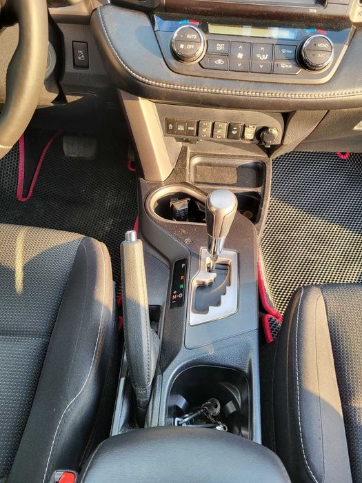 Auto Toyota Rav4. Tel. 515 861 193