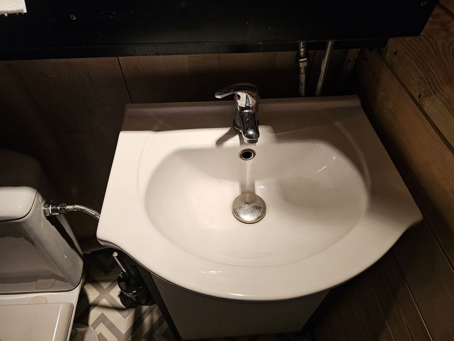 Umywalka z szafką ,baterią i syfonem