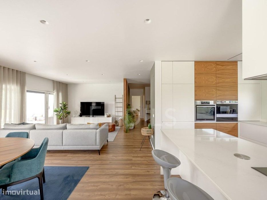 Moradia T3 contemporânea com 3 suítes e garagem em Cabriz, Sintra