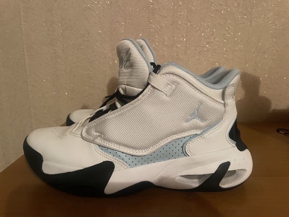 Кросівки jordan MaxAura 4  37,5