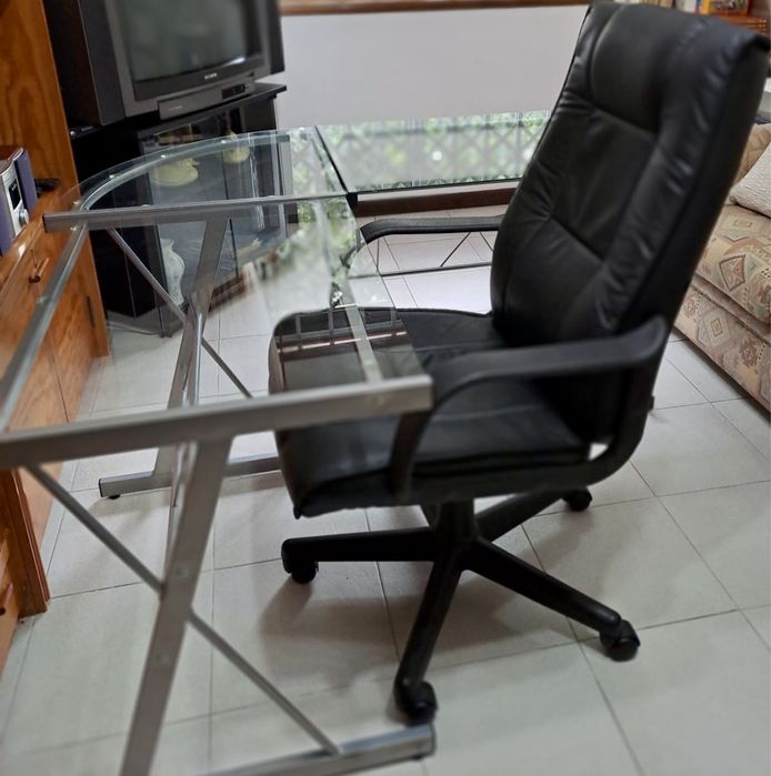 Mesa de vidro com cadeira de escritorio