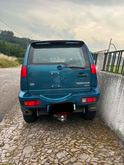 Nissan Terrano 2 fase 1 com 4 pneus de monte e 4 de estrada o jipe está em bom estado
