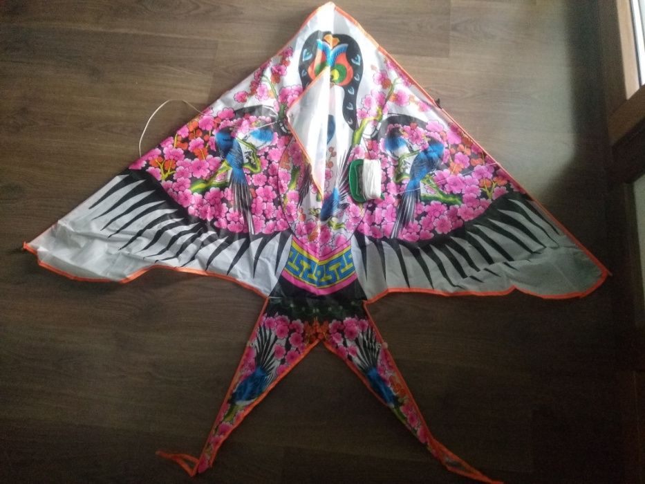Flying kite with 120 cm length and 135 cm wingspan.
