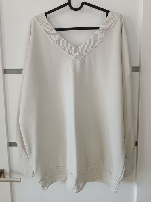 Kremowa bluza z dekoltem V Badura oversize