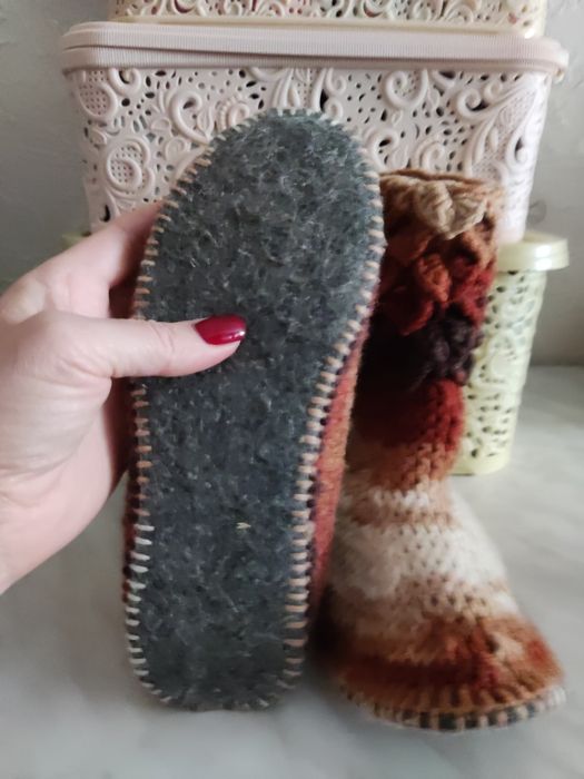 В'язані теплі домашні чобітки