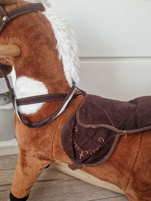 Grający koń na biegunach