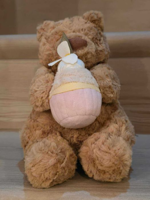 Maskotka Jellycat Bartholomew Bear z babeczką.