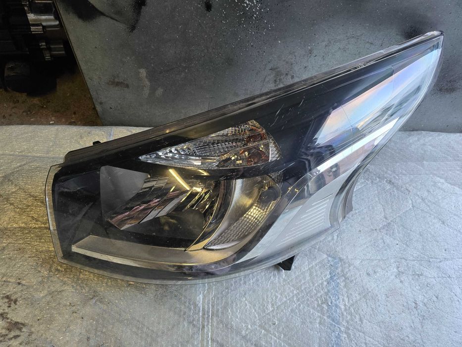 lampa przód Renault Trafic 3 III
