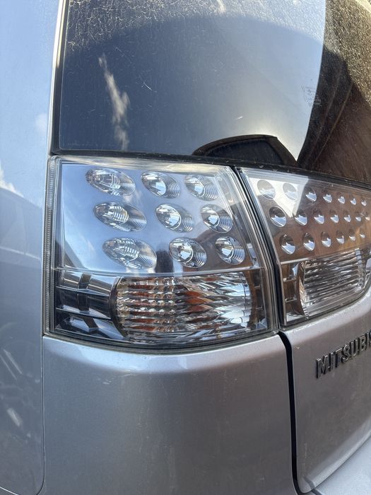 Outlander II lampa tył lewa prawa europa