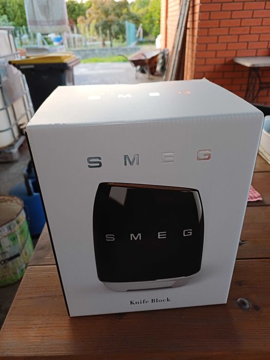 Bloco e seis facas SMEG novo