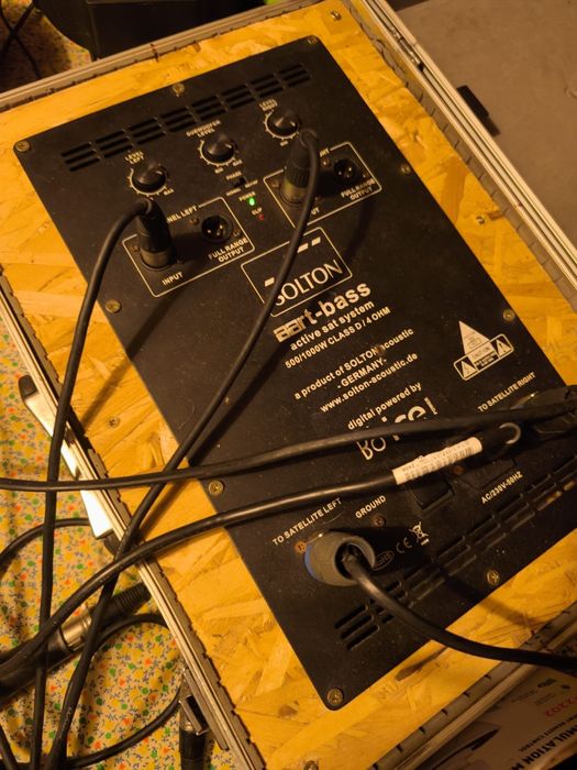 Sistema de som, amplificador e colunas e duas luzes led