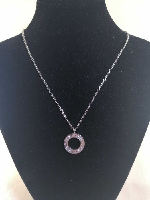 Colar com medalha redonda e pedras - Aço