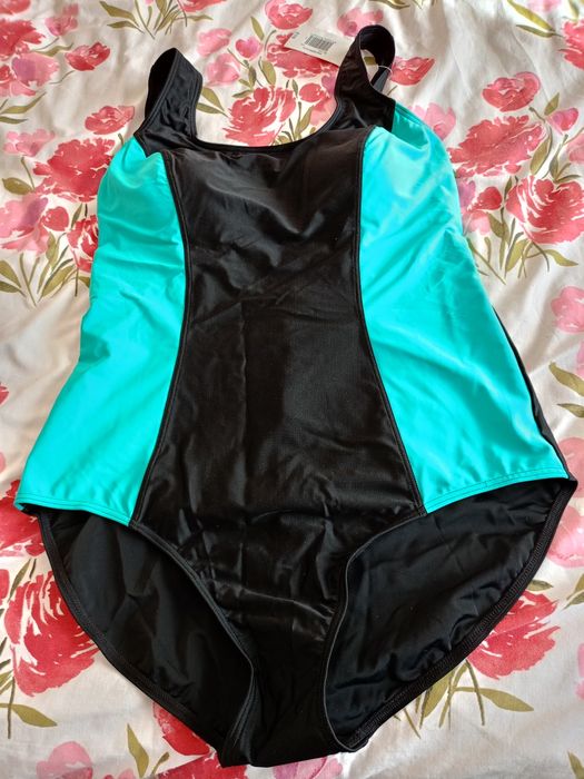 Nowy , jednoczęściowy strój kąpielowy.