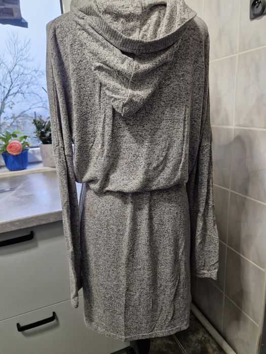 Szara sukienka damska zimowa  z dzianiny oversize z kapturem L Tom&Ros