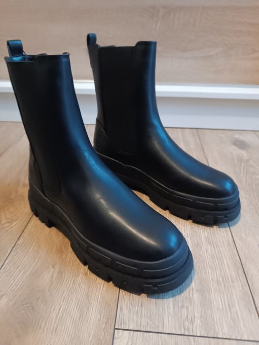 Czarne botki na obcasie