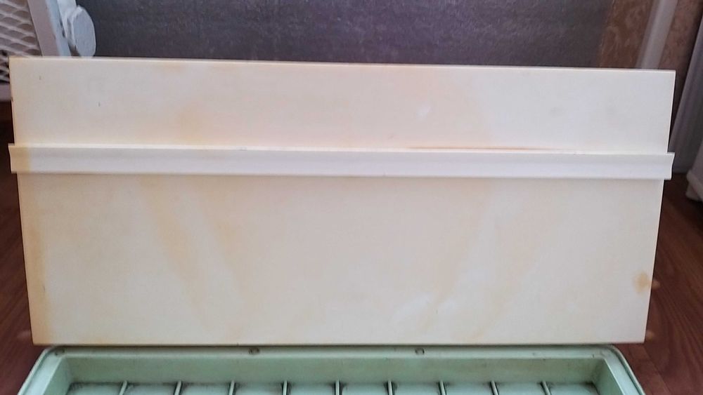 ХолодильникуНачинка Дверца и Поддон из пластика