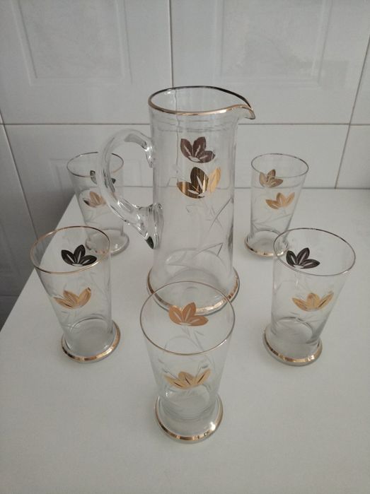 Conjunto copos e jarro