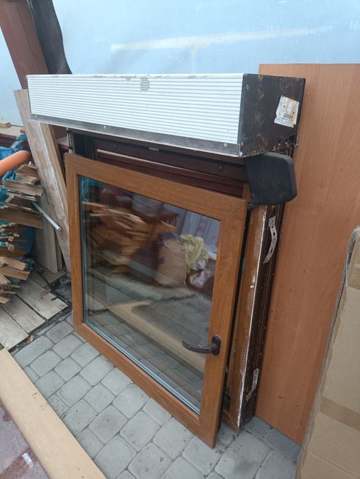 Okno z roletą zewnętrzną+ dwa parapety