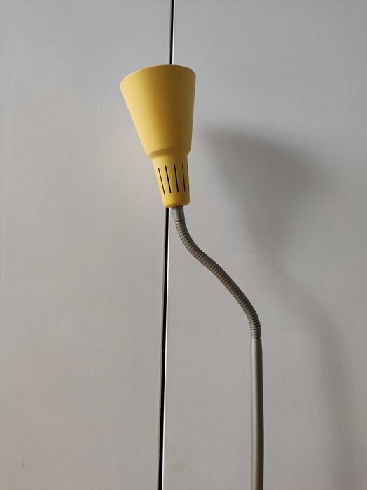 Żółta lampka biurkowa z Ikei