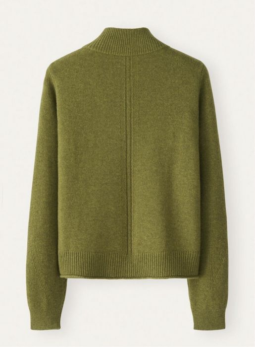 Светр з застібнутим коміром на ґудзики