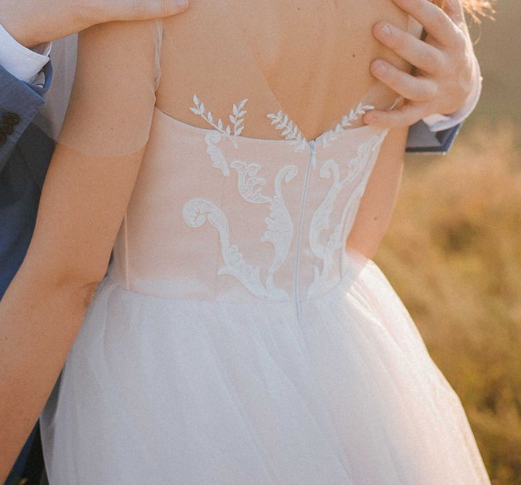 Ніжна і романтична весільна сукня зі шлейфом.