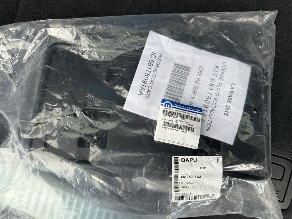 Подіум номерного знаку Dodge Challenger