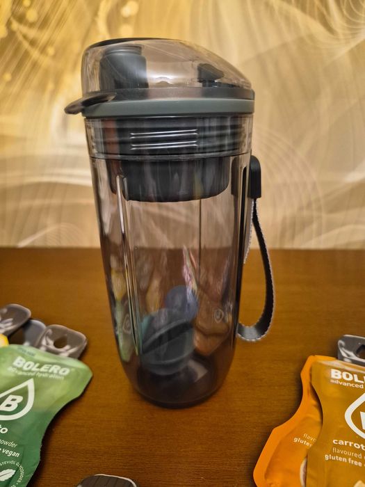 Shaker tritanowy butelka 400 ml + napoje w proszku Bolero Advanced Hydration