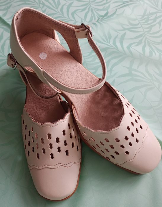 Nowe beżowe buty damskie ze skóry ,R-36, długość wkładki ok.24 cm