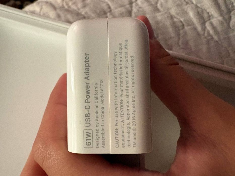 Оригінальний блок живлення Apple 61W USB-C для MacBook з кабелем