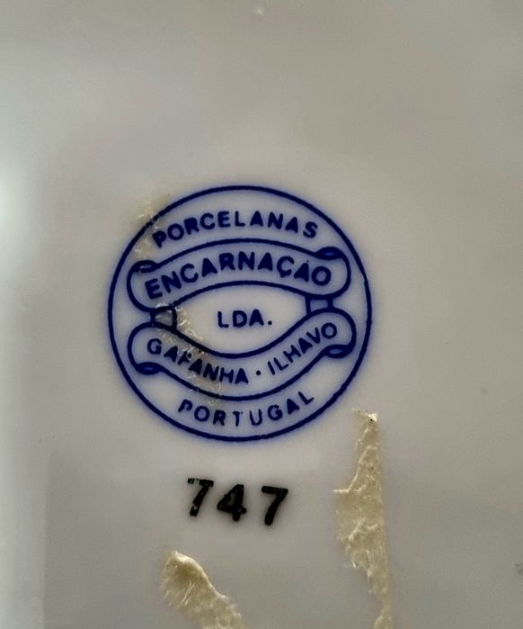 Caixa,  em porcelana, com motivos floridos.