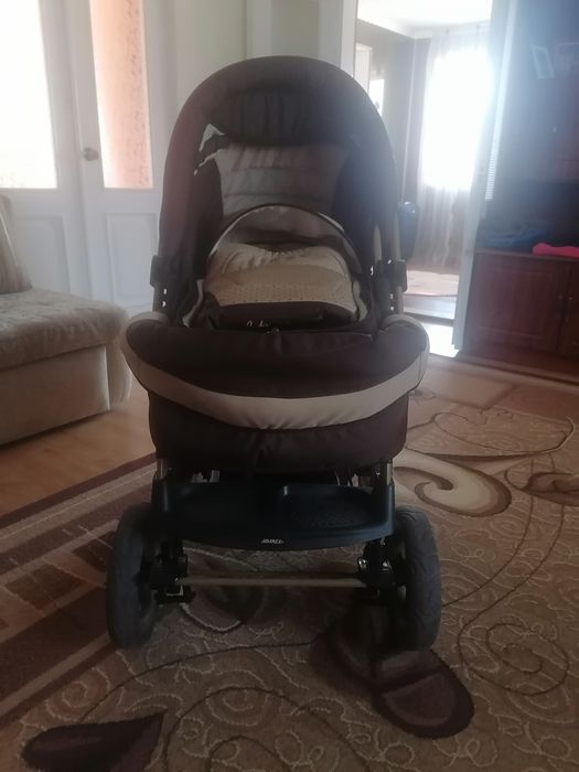 Дитячий візочок-колиска.