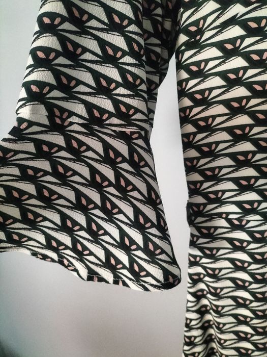 Elegancka sukienka z rękawem