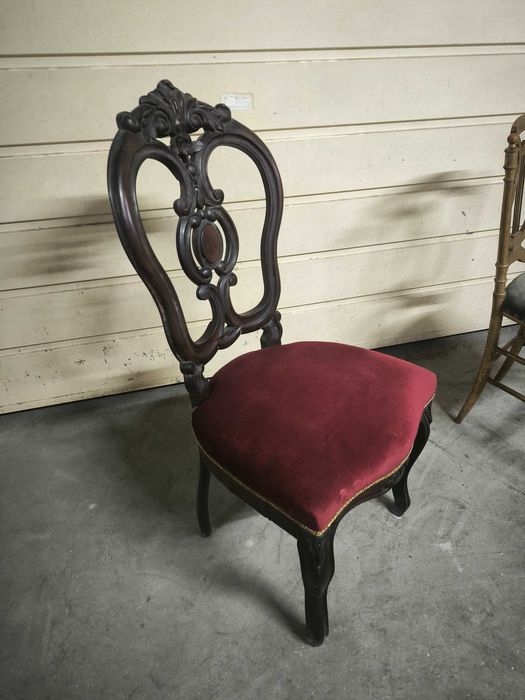 Par de cadeiras em veludo e madeira nobre