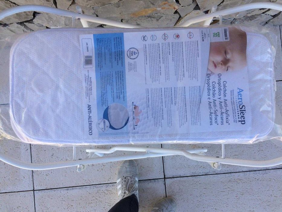 Suporte de alcofa de bebé e colchão para alcofa