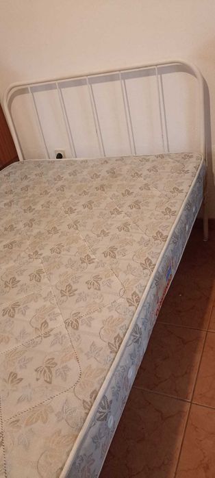 Cama de corpo e meio e colchão, em ótimo estado.
