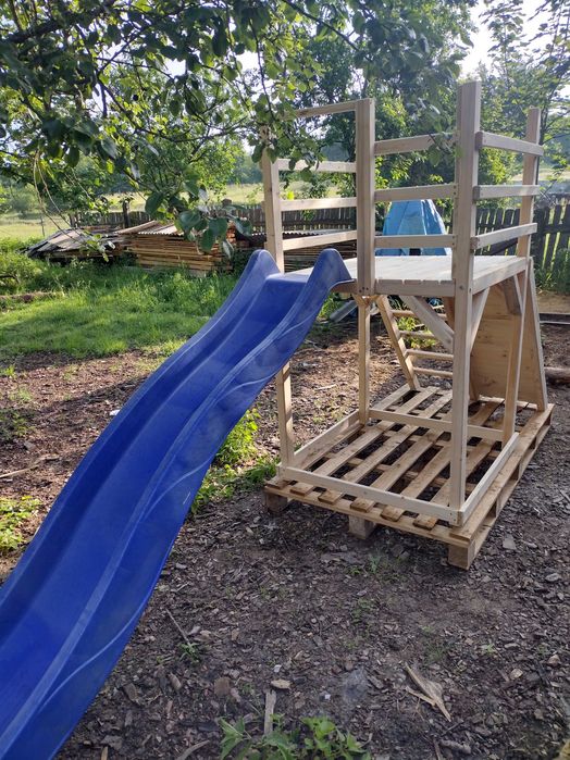 Plac zabaw pod zjezdzalnie