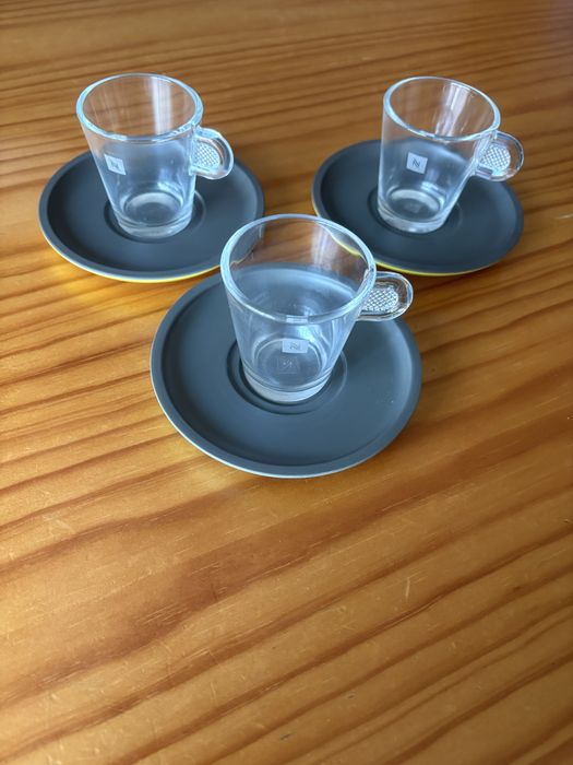 3 chávenas de café com pires -Nespresso