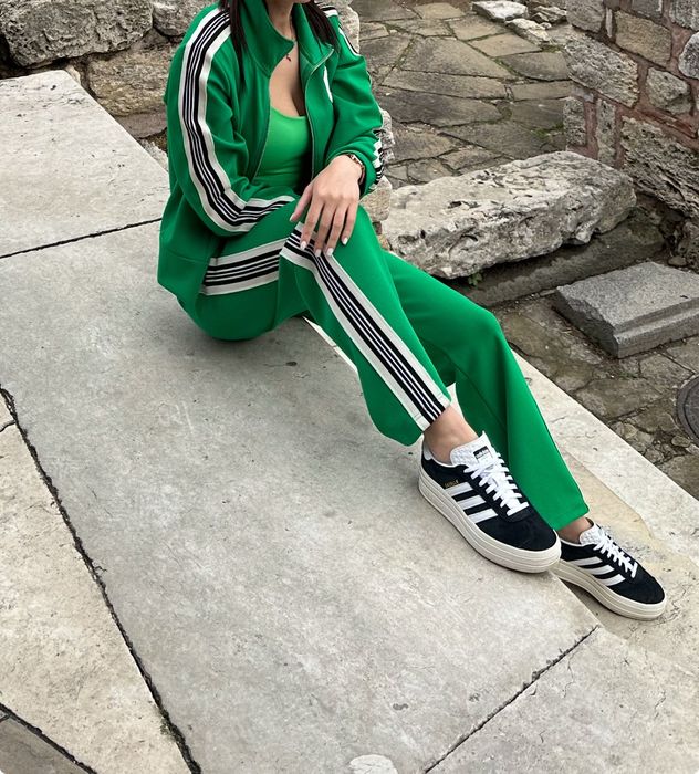 Костюм стильний і зручний