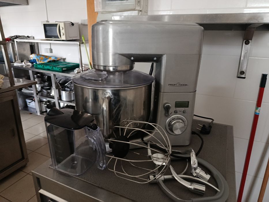 Batedeira profissional para bolos e massas