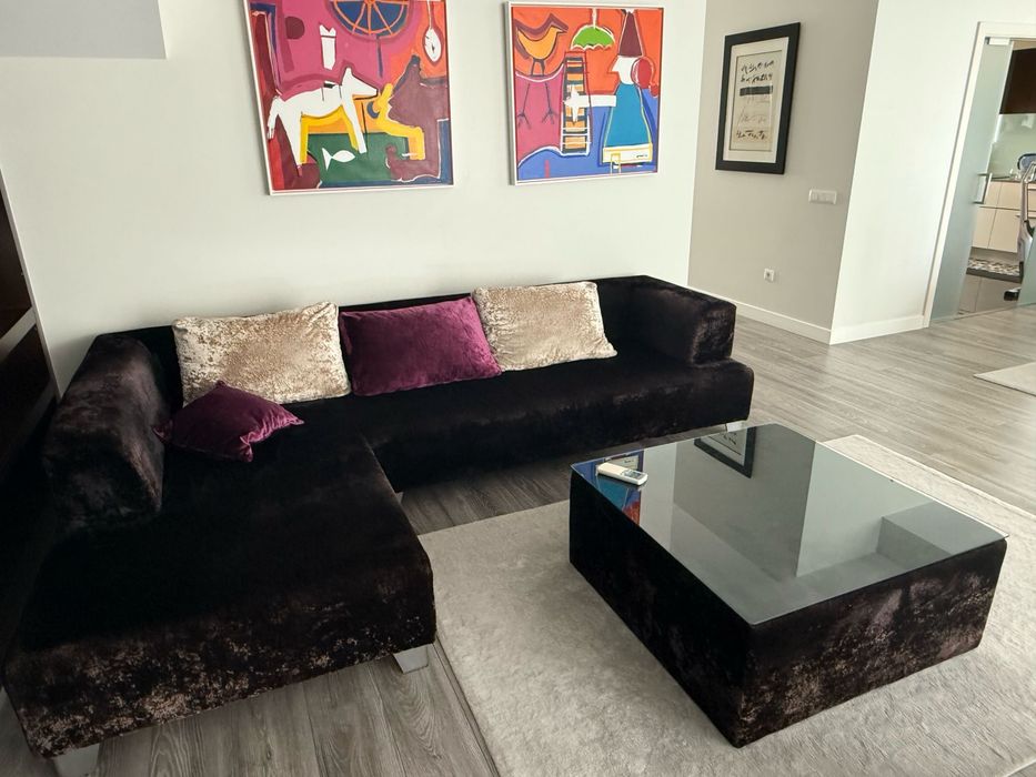 Sofa com chaise long e mesa de centro