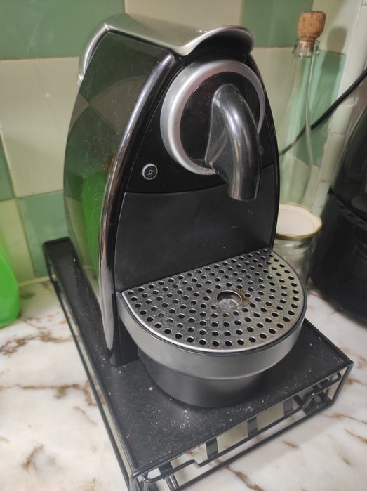 Máquina nespresso e prateleira de cápsulas