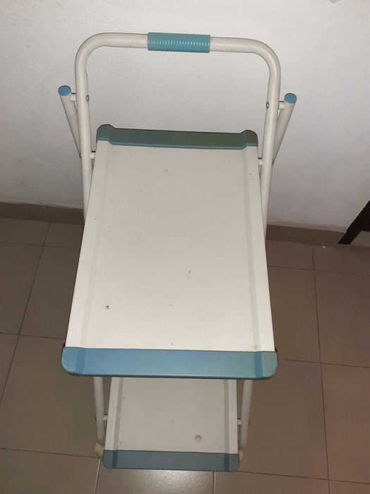 Mesa de apoio com rodas e dobrável