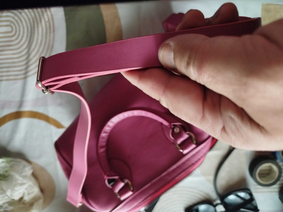 Жіноча сумочка через плече.